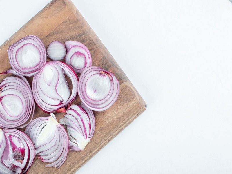 bawang merah yang di kupas dan di iris