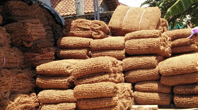 Pemberdayaan Petani Kelapa Melalui Produksi Cocomesh