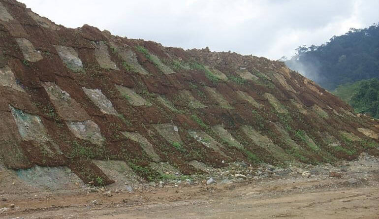 Fungsi Cocomesh dalam Stabilisasi Tanah Rawan Longsor