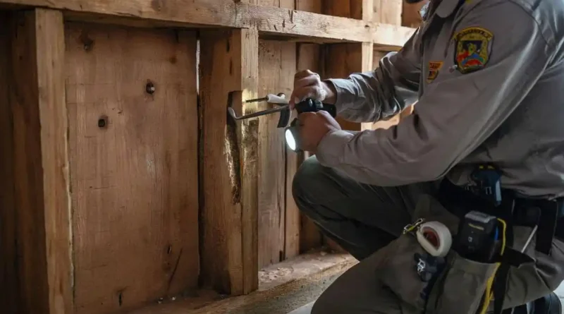 Teknisi jasa anti rayap Bandung melakukan treatment di area pondasi rumah