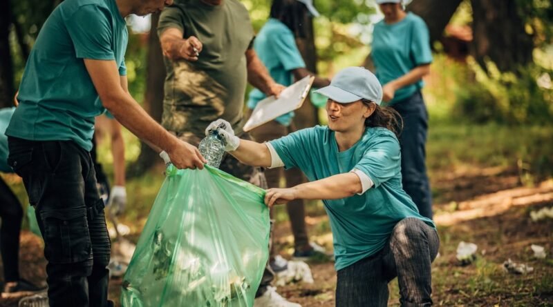Pengelolaan sampah di lingkungan masyarakat dapat berkembang menjadi kegiatan ekonomi apabila warga mampu mengatur pengumpulan, pemilahan, dan penjualan material secara terencana. Model bisnis pengolahan sampah berbasis komunitas menggabungkan partisipasi warga dengan pengelolaan usaha, sehingga kegiatan lingkungan tidak hanya bergantung pada iuran atau bantuan pemerintah. Kunci keberlanjutannya terletak pada pembagian peran, kepastian pembeli, dan pencatatan keuangan yang transparan. Karena itu, komunitas perlu memilih bentuk usaha berdasarkan jenis sampah yang tersedia, kemampuan tenaga kerja, serta pasar yang bisa dijangkau. Cara Membangun Model Bisnis Pengolahan Sampah Berbasis Komunitas 1. Tentukan Sumber Pendapatan Komunitas dapat memperoleh pemasukan melalui penjualan plastik terpilah, kertas, kardus, dan logam kepada pengepul atau pengolah. Selain itu, kelompok bisa menawarkan jasa pengumpulan sampah kepada rumah tangga maupun pelaku usaha dengan tarif yang disepakati bersama. Pilih sumber pendapatan yang benar-benar sesuai dengan kondisi lokal. Misalnya, wilayah dengan banyak pasar dapat memprioritaskan pengelolaan sampah organik, sedangkan kawasan permukiman mungkin lebih cocok mengembangkan bank sampah dan pengumpulan material daur ulang. 2. Bentuk Sistem Pengumpulan yang Teratur Tetapkan jadwal setoran, lokasi pengumpulan, dan aturan pemilahan agar sampah tidak bercampur sebelum diproses. Setiap kelompok warga dapat memiliki koordinator yang mencatat berat material serta memastikan tempat pengumpulan tetap bersih. Sistem ini membantu pengelola memperkirakan volume bahan yang tersedia setiap minggu. Dengan data tersebut, komunitas dapat merencanakan pengangkutan dan menghindari penumpukan material yang belum memiliki pembeli. 3. Pilih Produk Olahan Berdasarkan Potensi Lokal Tidak semua sampah harus dijual sebagai bahan mentah karena sebagian material dapat diolah menjadi produk yang mempunyai nilai tambah. Contohnya, sampah organik yang sesuai dapat diproses menjadi kompos, sedangkan plastik tertentu dapat dipilah dan dicacah berdasarkan spesifikasi pembeli. Untuk pemanfaatan bahan organik, komunitas dapat mempelajari panduan bahan organik yang cocok untuk pakan fermentasi, lalu memastikan bahan dan prosesnya memenuhi persyaratan keamanan sebelum digunakan. Jangan menentukan produk hanya karena terlihat menguntungkan; periksa kebutuhan pasar dan biaya pengolahannya terlebih dahulu. 4. Bangun Kemitraan dengan Pembeli Hubungi pengepul, pelaku industri daur ulang, petani, atau pengguna kompos sebelum memperbesar kegiatan produksi. Tanyakan jenis material yang mereka terima, standar kebersihan, jumlah minimum, serta jadwal pengiriman agar komunitas dapat menyiapkan barang sesuai kebutuhan. Hindari bergantung pada satu pembeli saja jika tersedia alternatif yang layak. Membandingkan penawaran membantu kelompok menilai harga bersih setelah biaya angkut, pemilahan, dan pengemasan. 5. Hitung Biaya dan Pembagian Hasil Catat pengeluaran untuk transportasi, wadah, upah petugas, penyimpanan, listrik, dan perawatan peralatan. Setelah penjualan, hitung pendapatan bersih sebelum menentukan bagian untuk operasional, insentif anggota, dan pengembangan fasilitas. Gunakan laporan sederhana yang dapat diperiksa anggota komunitas. Keterbukaan ini mengurangi kesalahpahaman dan membantu warga memahami manfaat ekonomi yang dihasilkan dari kegiatan bersama. 6. Sesuaikan Peralatan dengan Skala Kegiatan Pada tahap awal, komunitas dapat memakai timbangan, karung terpilah, meja sortir, dan alat angkut sederhana. Jika volume meningkat, pertimbangkan peralatan tambahan berdasarkan kebutuhan nyata, bukan sekadar mengikuti kelompok lain yang sudah menggunakan mesin. Pastikan ada operator, dana perawatan, pasokan bahan, dan pembeli sebelum membeli peralatan mahal. Mesin yang jarang digunakan justru dapat menambah beban biaya serta mengurangi dana untuk kegiatan rutin. 7. Evaluasi Manfaat Lingkungan dan Ekonomi Setiap bulan, bandingkan jumlah sampah terkumpul, material yang terjual, biaya operasional, dan sisa stok. Catatan tersebut menunjukkan apakah sistem sudah berjalan baik atau perlu perubahan pada jadwal pengumpulan, metode pemilahan, maupun saluran penjualan. Libatkan warga dalam evaluasi agar keputusan tidak hanya dibuat oleh pengurus. Ketika anggota memahami hasil dan kendala program, komunitas lebih mudah mempertahankan partisipasi serta mengembangkan layanan secara bertahap. Kesimpulan Model bisnis pengolahan sampah berbasis komunitas dapat berjalan melalui pengumpulan teratur, pemilihan produk yang sesuai, kemitraan pembeli, dan pengelolaan keuangan yang terbuka. Dengan menyesuaikan usaha pada potensi lokal serta mengevaluasi hasil secara berkala, komunitas dapat mengurangi sampah sekaligus membangun sumber pendapatan yang lebih berkelanjutan.